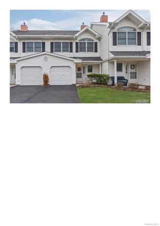 $699,900 | 15 South Country Common, West Islip, NY 11795