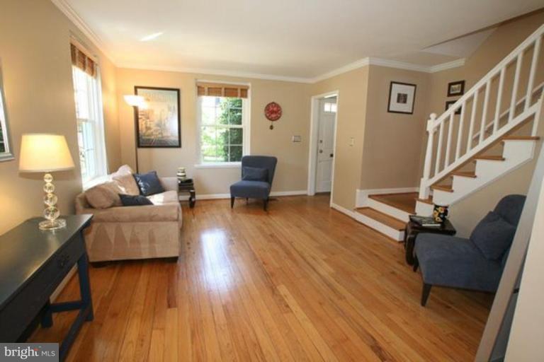 4209 32nd Road South Arlington, VA 22206 - Photo 11 of 13 Living Room