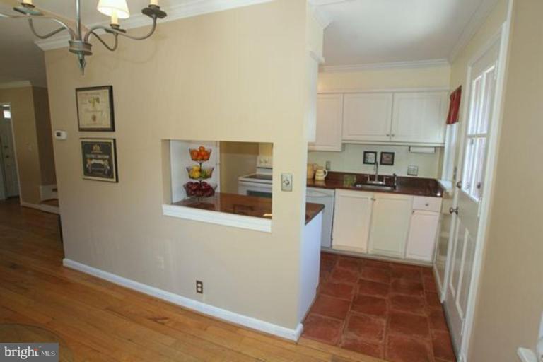 4209 32nd Road South Arlington, VA 22206 - Photo 9 of 13 Kitchen
