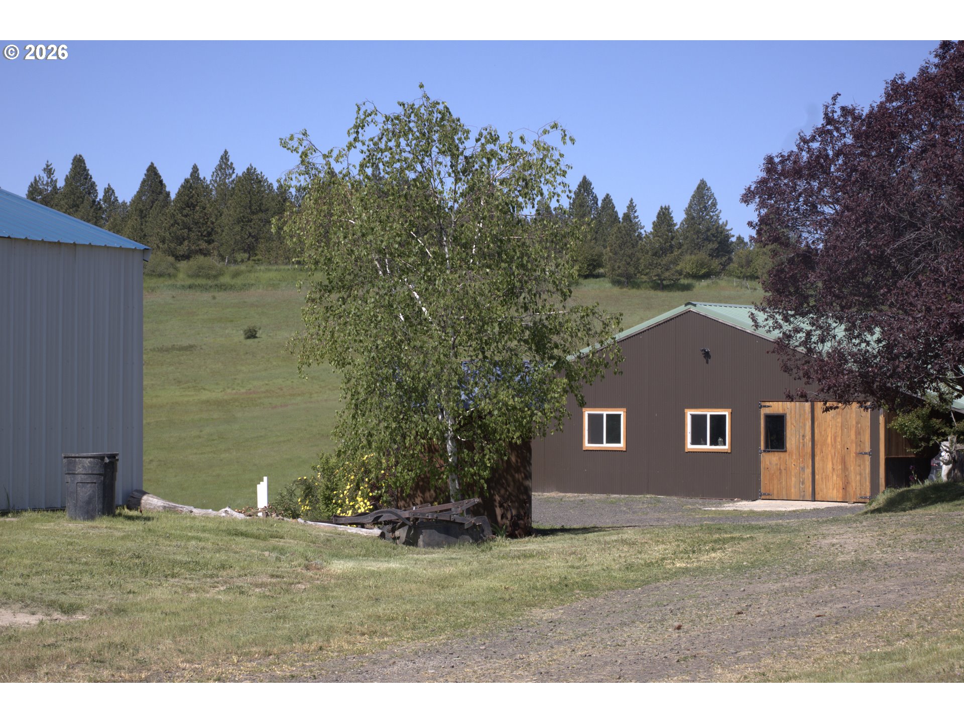 55821 Wildhorse Road Weston, OR 97886 - Photo 30 of 33 a backyard of a house with table and chairs