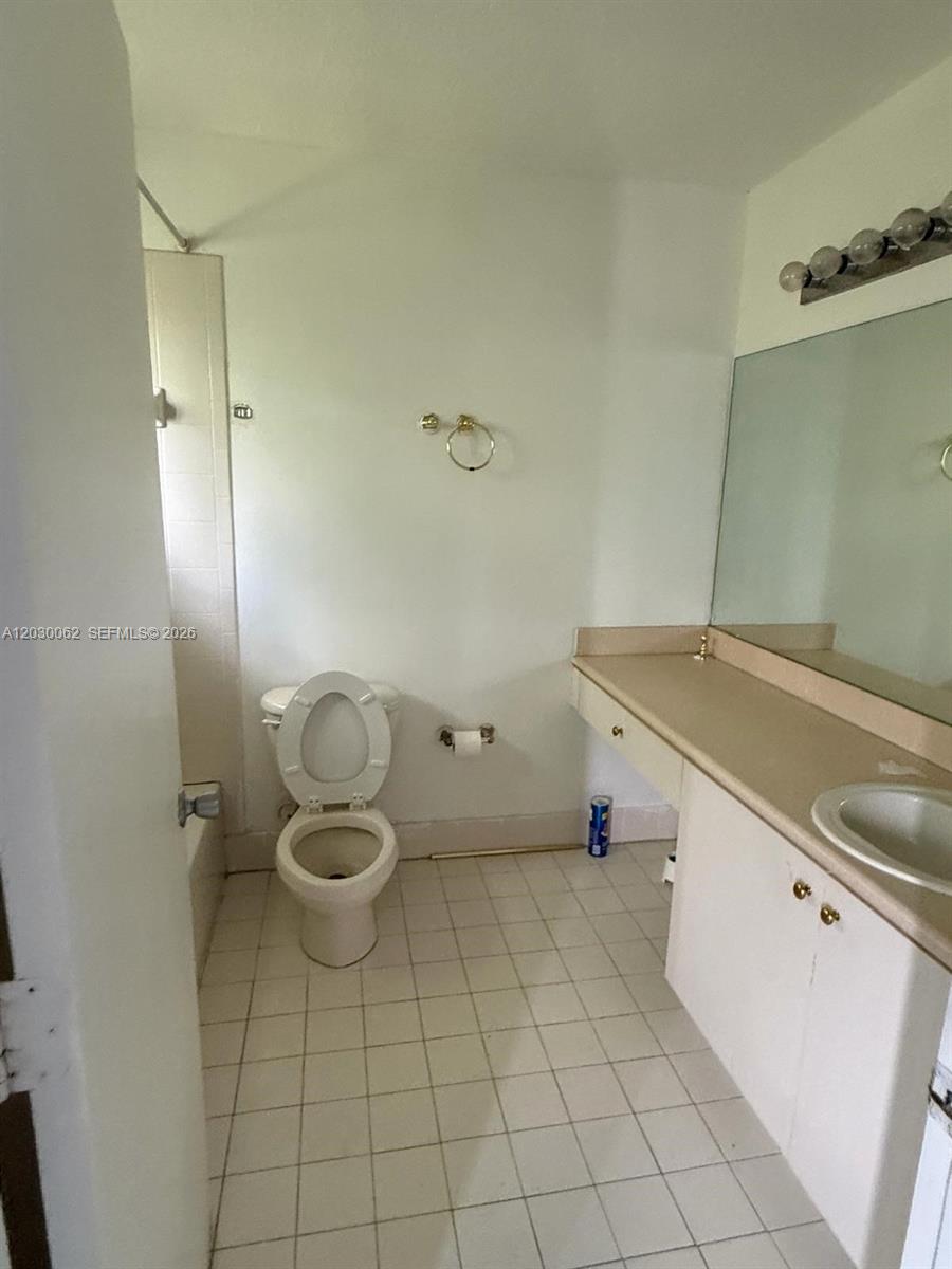 136 Hidden Ct Road, Unit 22D Hollywood, FL 33023 - Photo 5 of 9