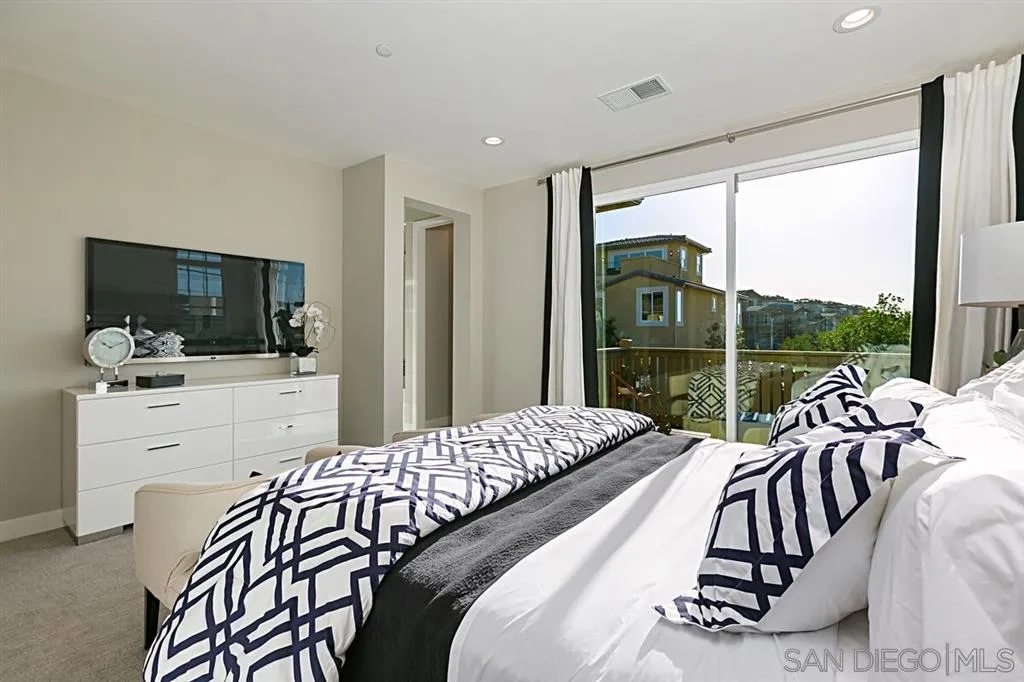 3310 Telaga Road Carlsbad, CA 92010 - Photo 7 of 25 Gallery Image 7