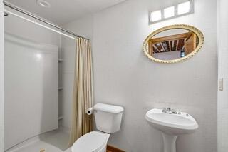 2125 North Peninsula Road Summit, WI 53066 - Photo 26 of 39 LL Full Bathroom