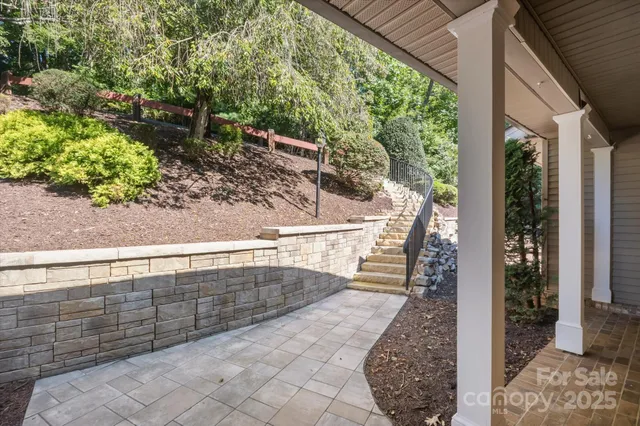 $950,000 | 2240 East Cumming Woods Lane, Hendersonville, NC 28739