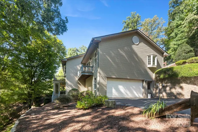 $950,000 | 2240 East Cumming Woods Lane, Hendersonville, NC 28739