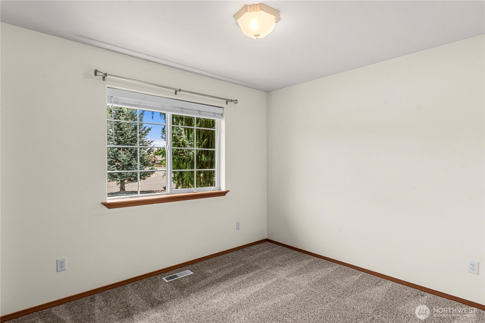 1308 Tractor Loop East Wenatchee, WA 98802 - Photo 20 of 35 an empty room with a window