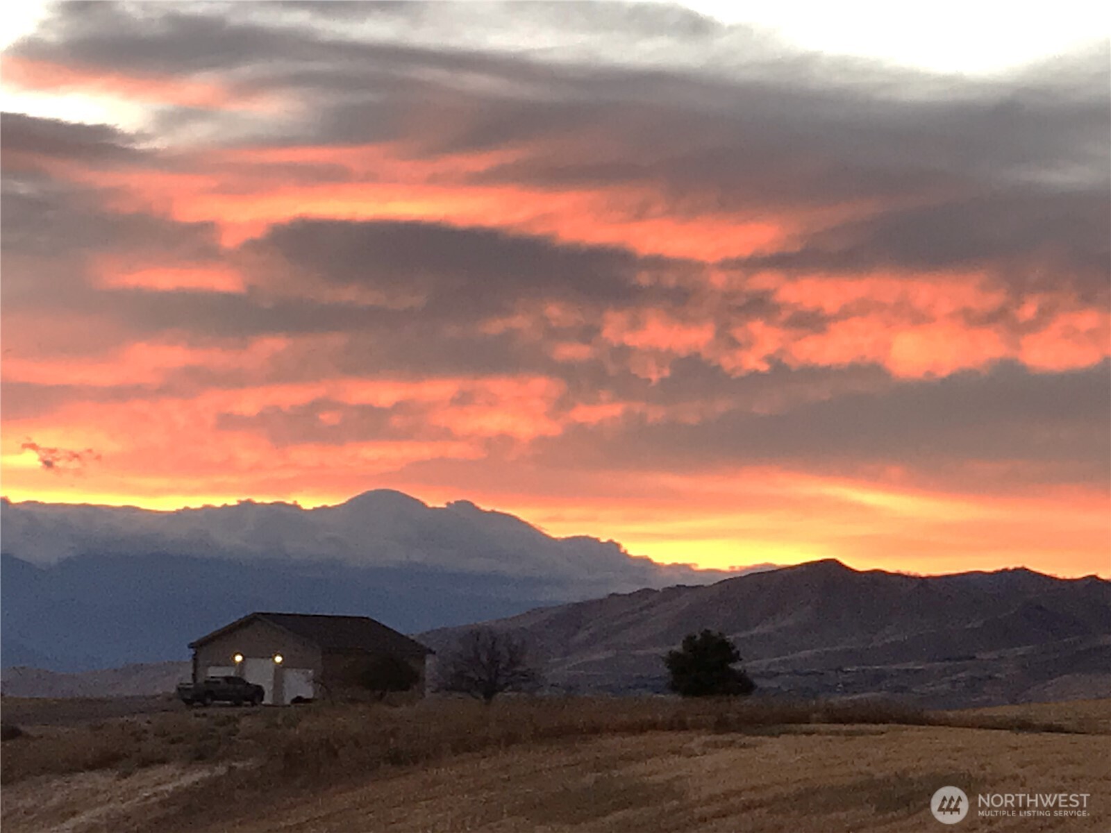 1308 Tractor Loop East Wenatchee, WA 98802 - Photo 25 of 35 a view of a house with a mountain