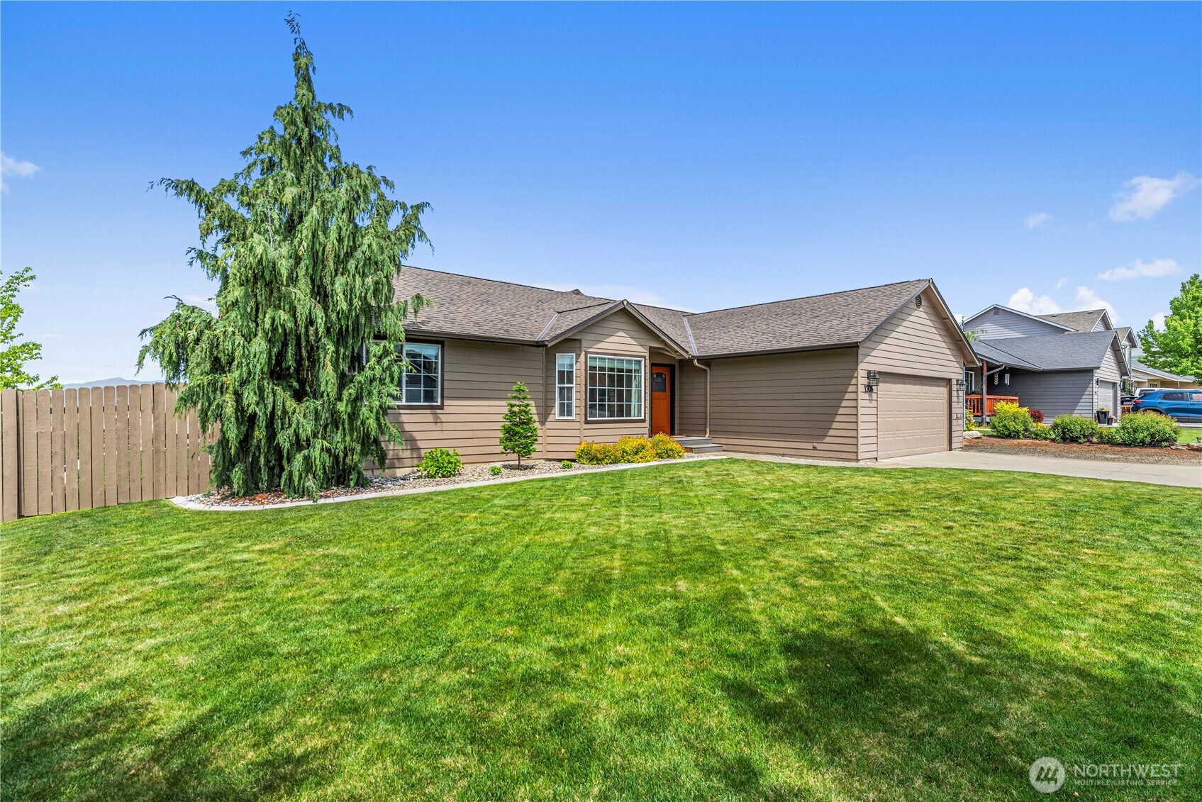 1308 Tractor Loop East Wenatchee, WA 98802 - Photo 3 of 35 a house view with a garden space