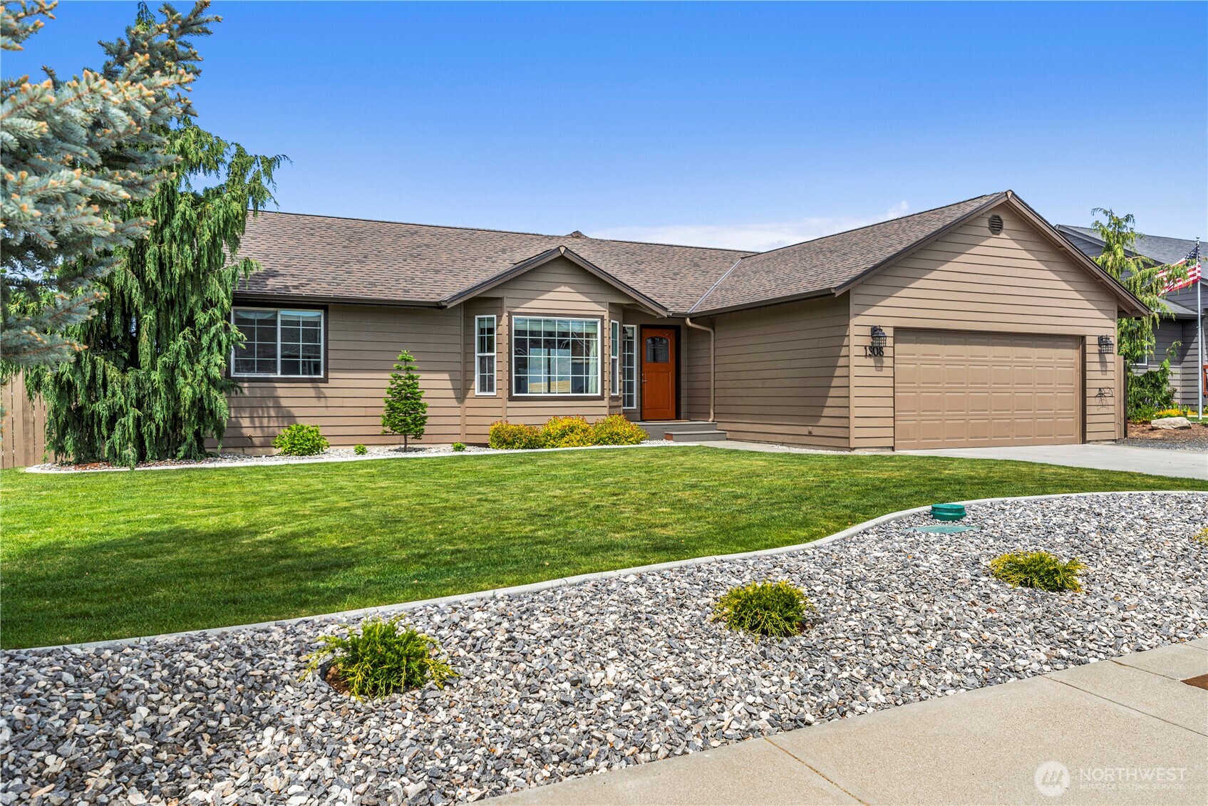 1308 Tractor Loop East Wenatchee, WA 98802 - Photo 4 of 35 a front view of a house with a garden