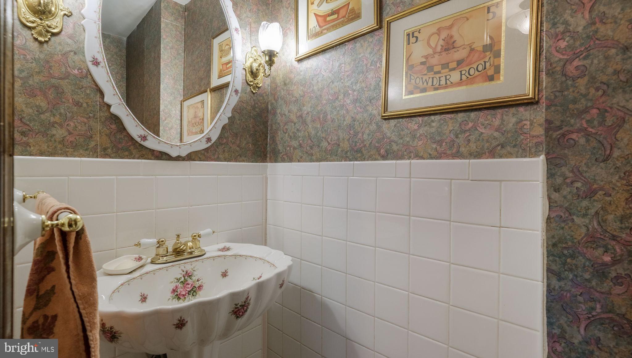 2775 Red Gate Drive Doylestown, PA 18902 - Photo 18 of 38 a bathroom with a sink and mirror