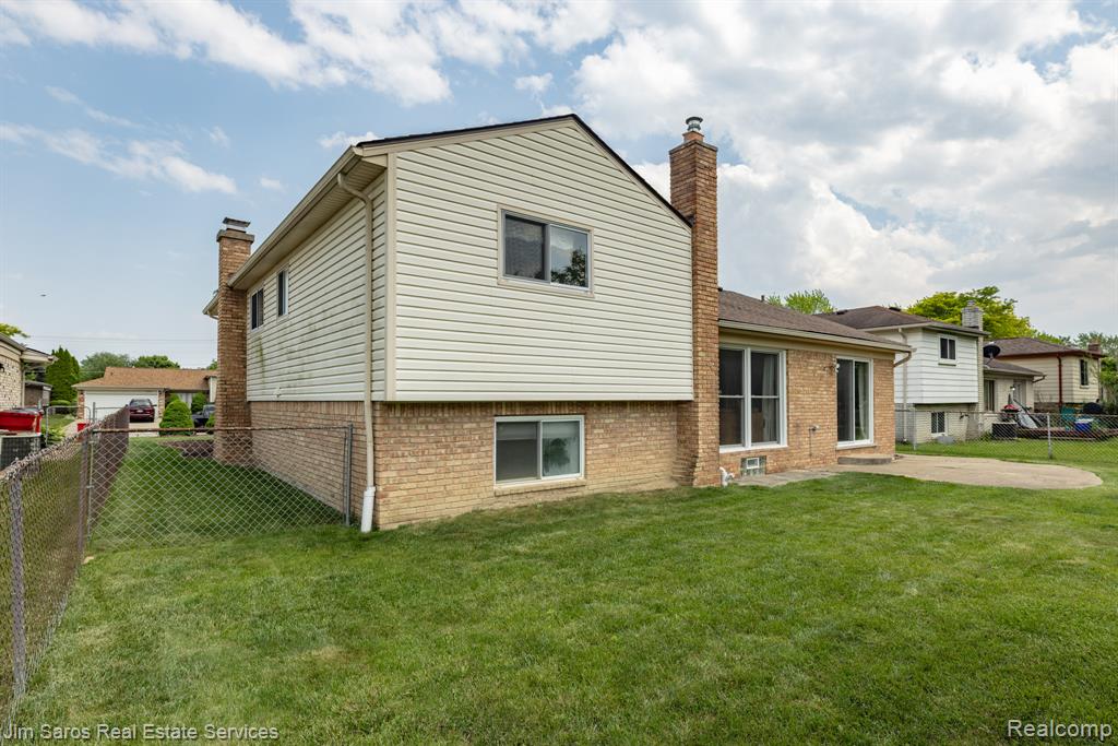 47425 Barbara Road Macomb, MI 48044 - Photo 4 of 22