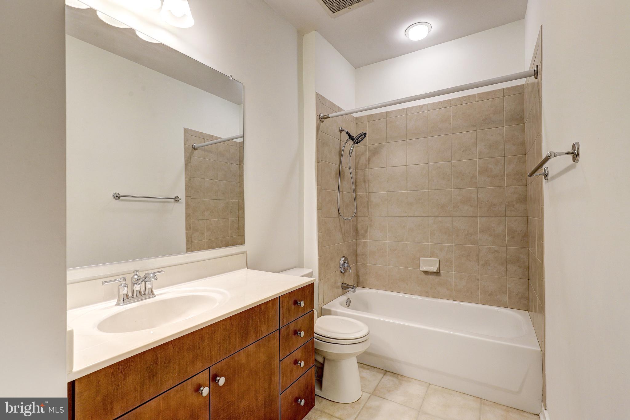 2007 Clipper Park Road, Unit 121 Baltimore, MD 21211 - Photo 31 of 34 Second BA with tub/shower