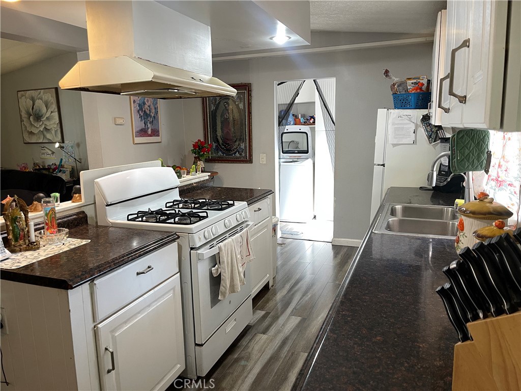 350 East San Jacinto Avenue, Unit 121 Perris, CA 92571 - Photo 20 of 24 a kitchen with granite countertop a sink stove and cabinets