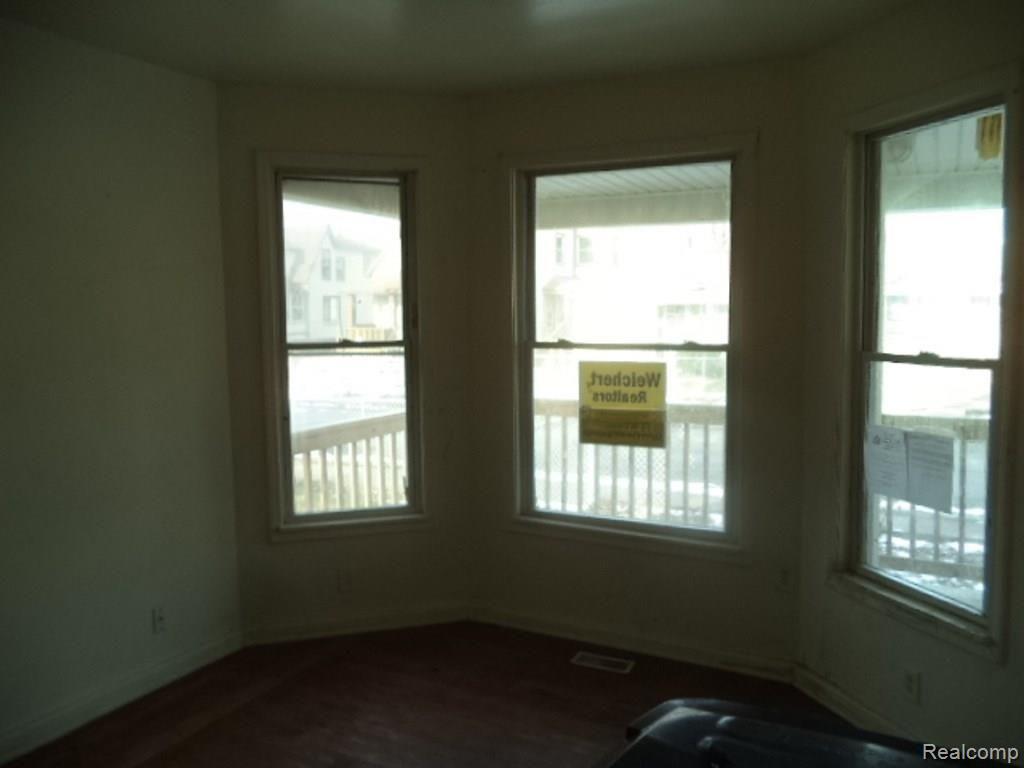 90 East Pleasant Street River Rouge, MI 48218 - Photo 5 of 15 5-Living room.jpg