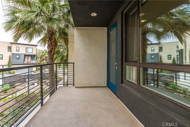 a view of a pathway with a pathway