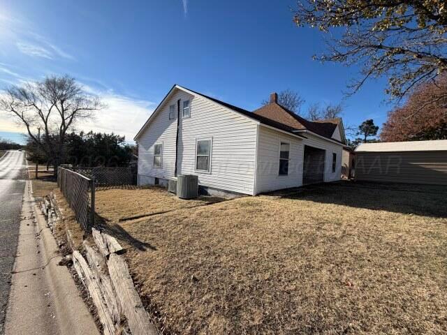 822 East Santa Fe Avenue Canadian, TX 79014 - Photo 2 of 19 a house with a yard