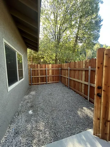 a view of a backyard