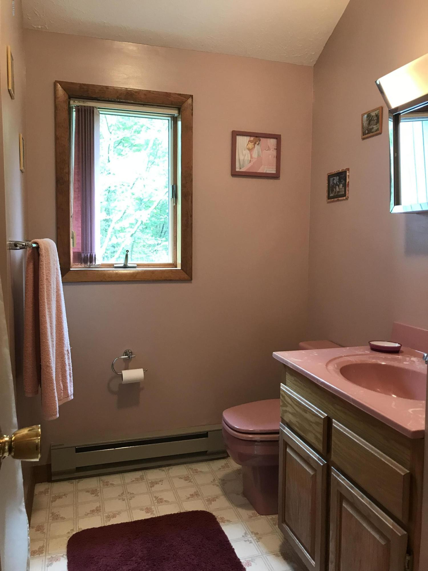 123 Stonehenge Road Milford, PA 18337 - Photo 17 of 25 a bathroom with a toilet