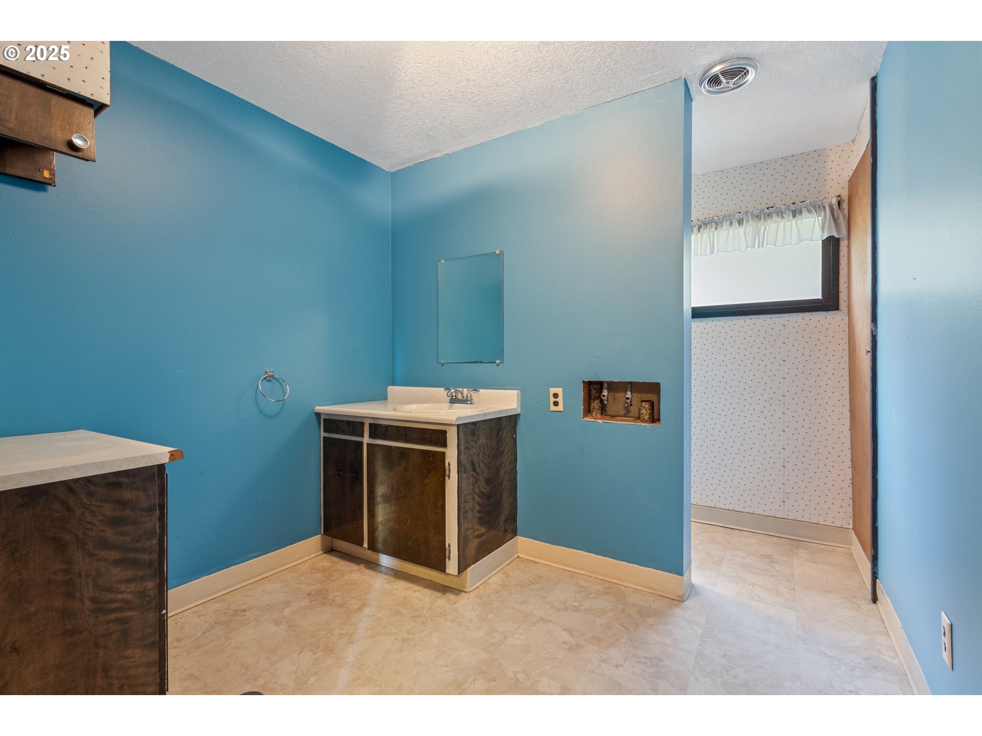 5673 Southwest Old Highway 47 Gaston, OR 97119 - Photo 20 of 33 a kitchen with a refrigerator and a stove