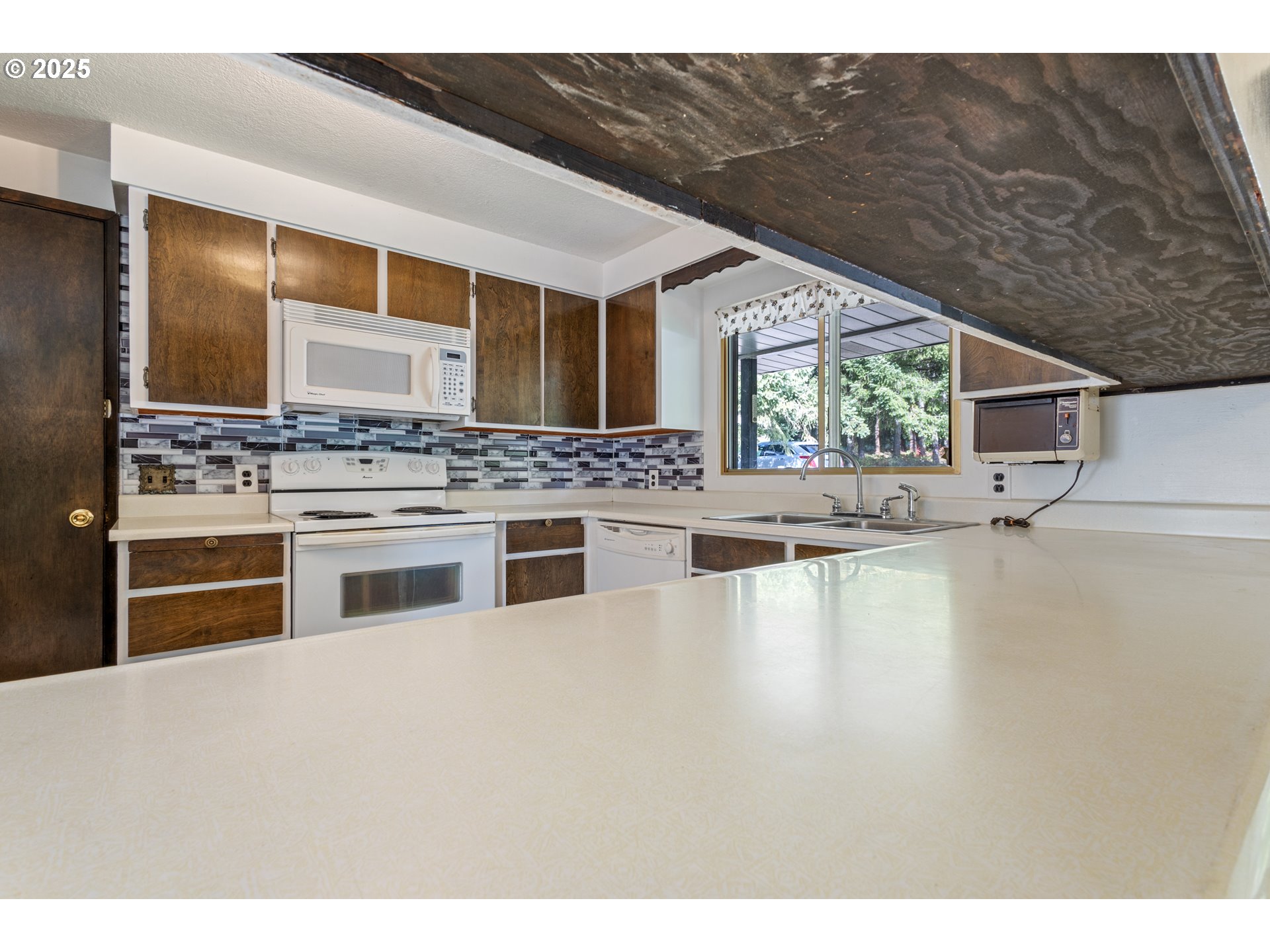5673 Southwest Old Highway 47 Gaston, OR 97119 - Photo 30 of 33 a kitchen with stainless steel appliances granite countertop a stove and a refrigerator