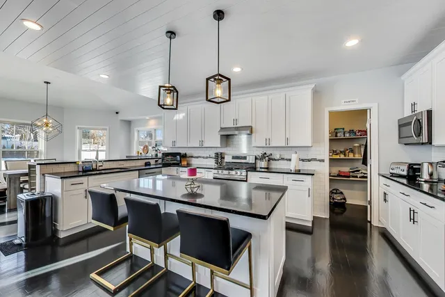 $1,119,000 | 10S330 Oneill Drive, Burr Ridge, IL 60527