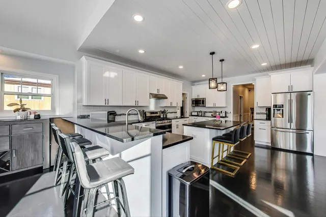 $1,119,000 | 10S330 Oneill Drive, Burr Ridge, IL 60527