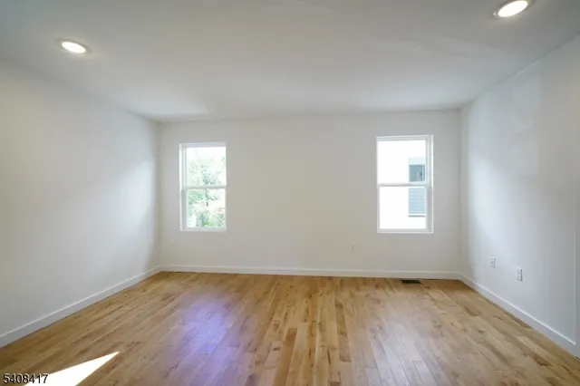 $4,000 | 728 Seaport Drive, Unit 1, Elizabeth, NJ 07201