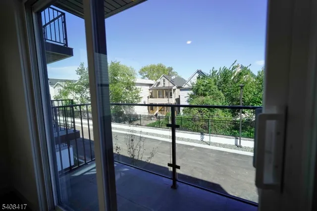 $4,000 | 728 Seaport Drive, Unit 1, Elizabeth, NJ 07201