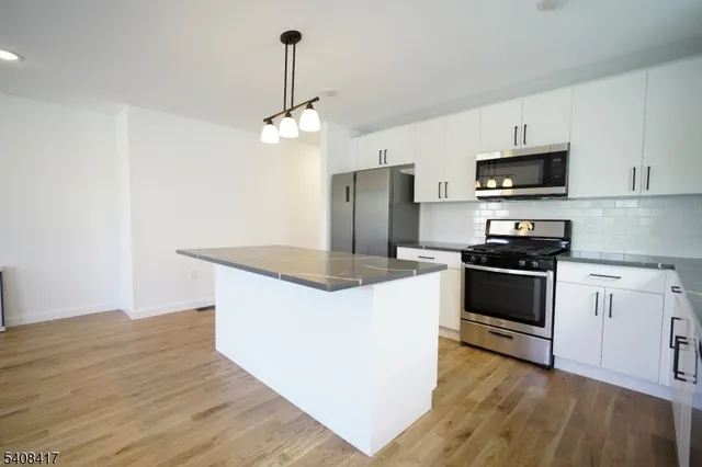 $4,000 | 728 Seaport Drive, Unit 1, Elizabeth, NJ 07201