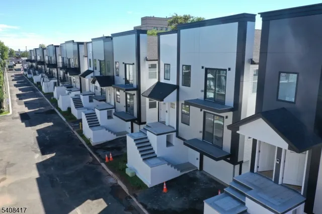 $4,000 | 728 Seaport Drive, Unit 1, Elizabeth, NJ 07201