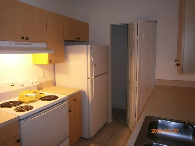 10342 Fox Trail Road South, Unit 1408 Royal Palm Beach, FL 33411 - Photo 6 of 12 kitchen (2)
