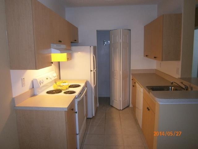 10342 Fox Trail Road South, Unit 1408 Royal Palm Beach, FL 33411 - Photo 7 of 12 kitchen