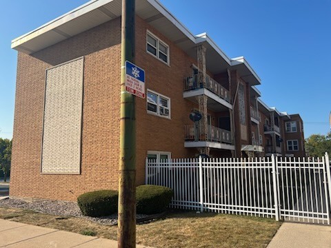 2348 West 111th Street, Unit 2 Chicago, IL 60643 - Photo 2 of 23 a front view of a house