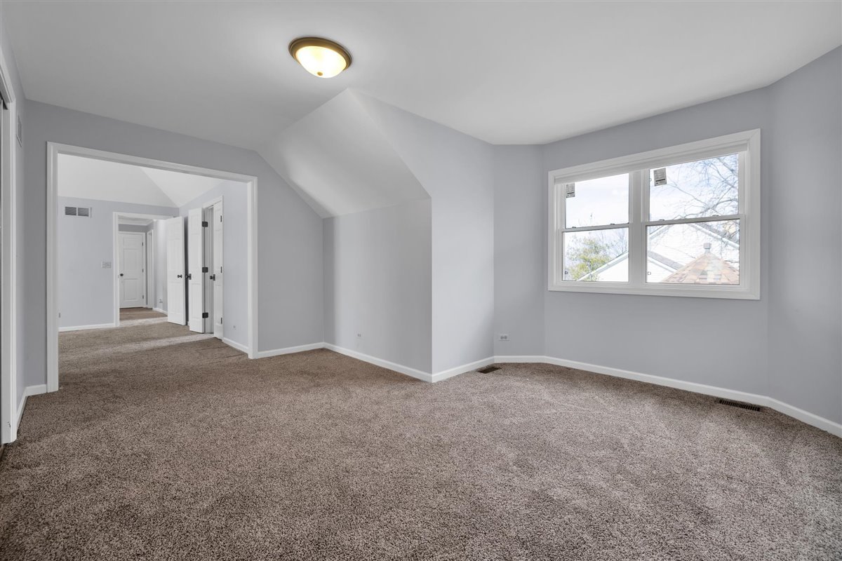 607 Cottage Road Batavia, IL 60510 - Photo 27 of 36 an empty room with windows and mirror