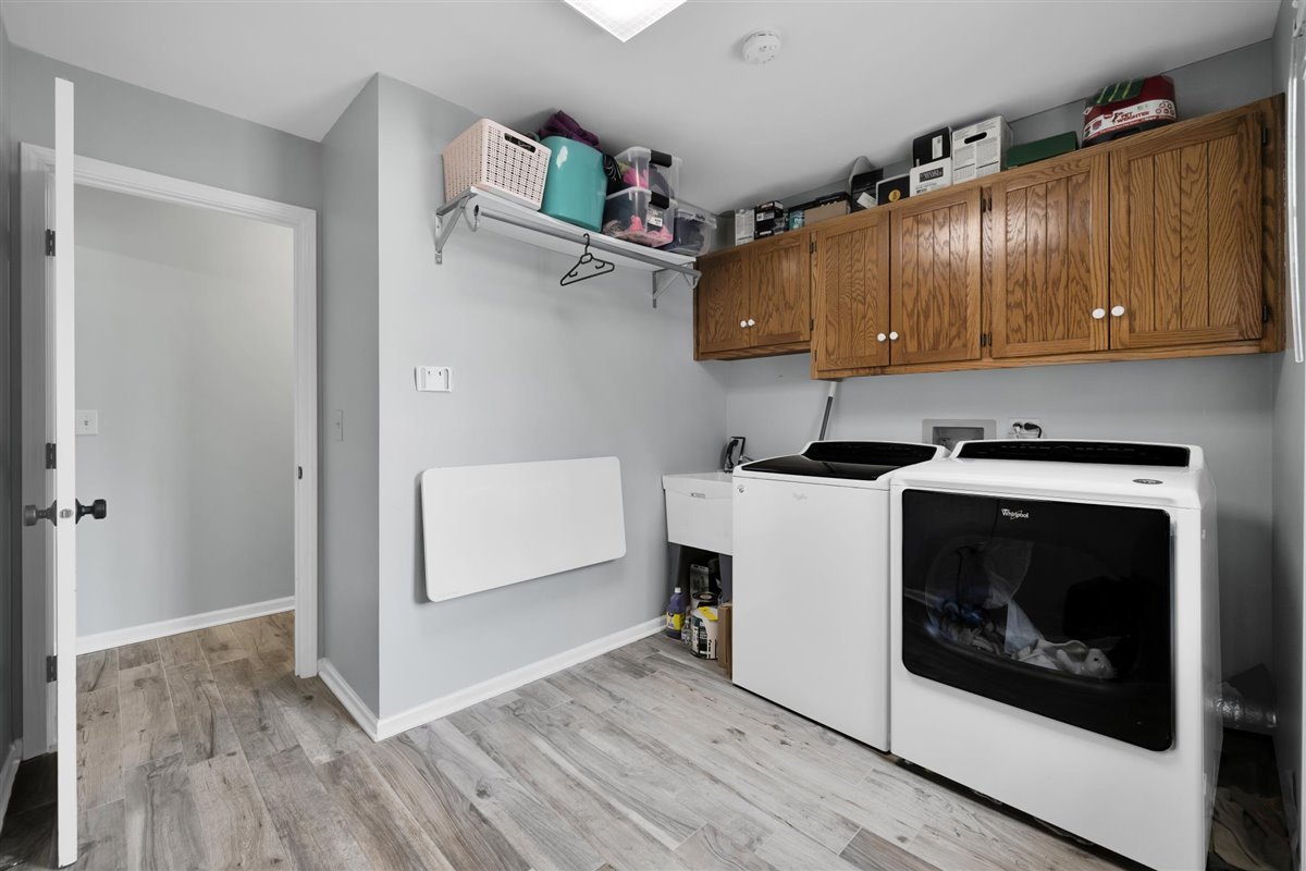 607 Cottage Road Batavia, IL 60510 - Photo 32 of 36 a utility room with sink dryer and washer