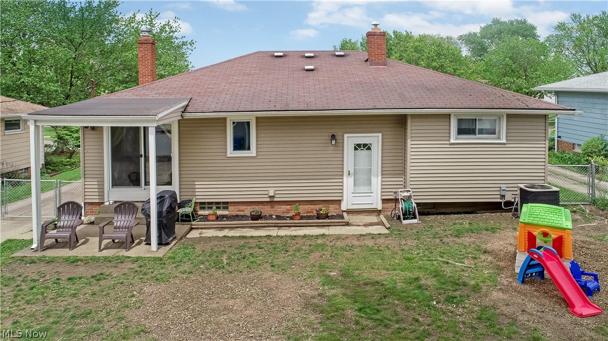 9909 Reichert Road Cleveland, OH 44130 - Photo 5 of 29
