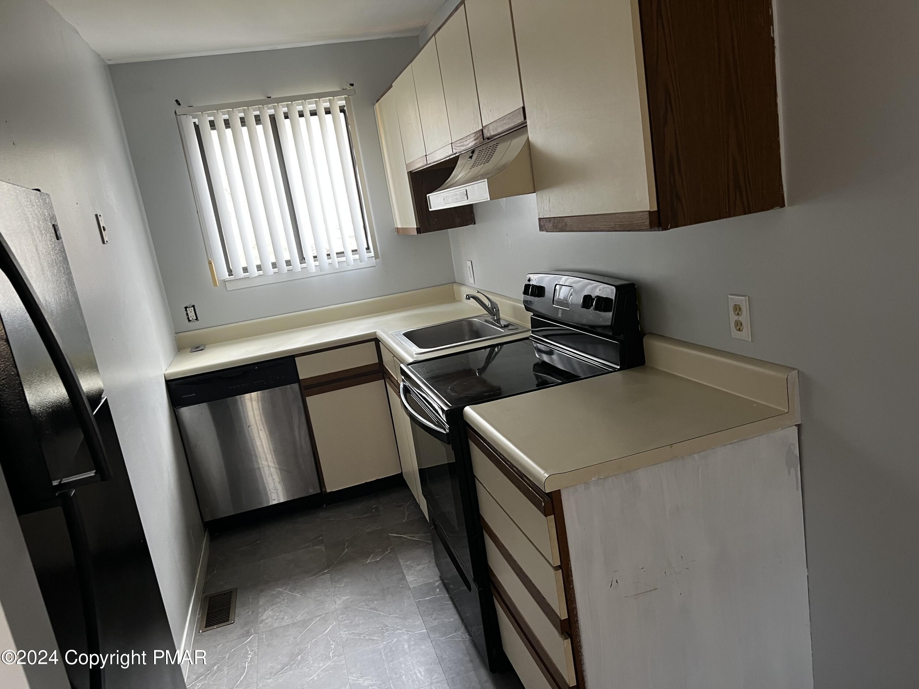 509 Wales Court Bushkill, PA 18324 - Photo 5 of 22 a utility room with dryer and washer