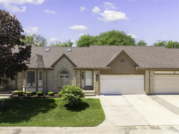 $229,900 | 35907 Fierimonte Drive, Clinton Township, MI 48035