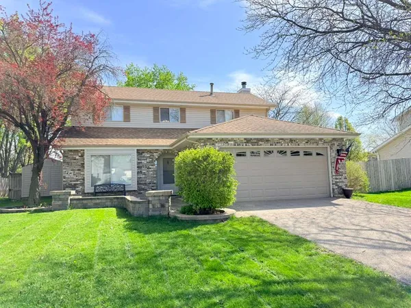 $3,095 | 2338 Woodview Lane, Naperville, IL 60565