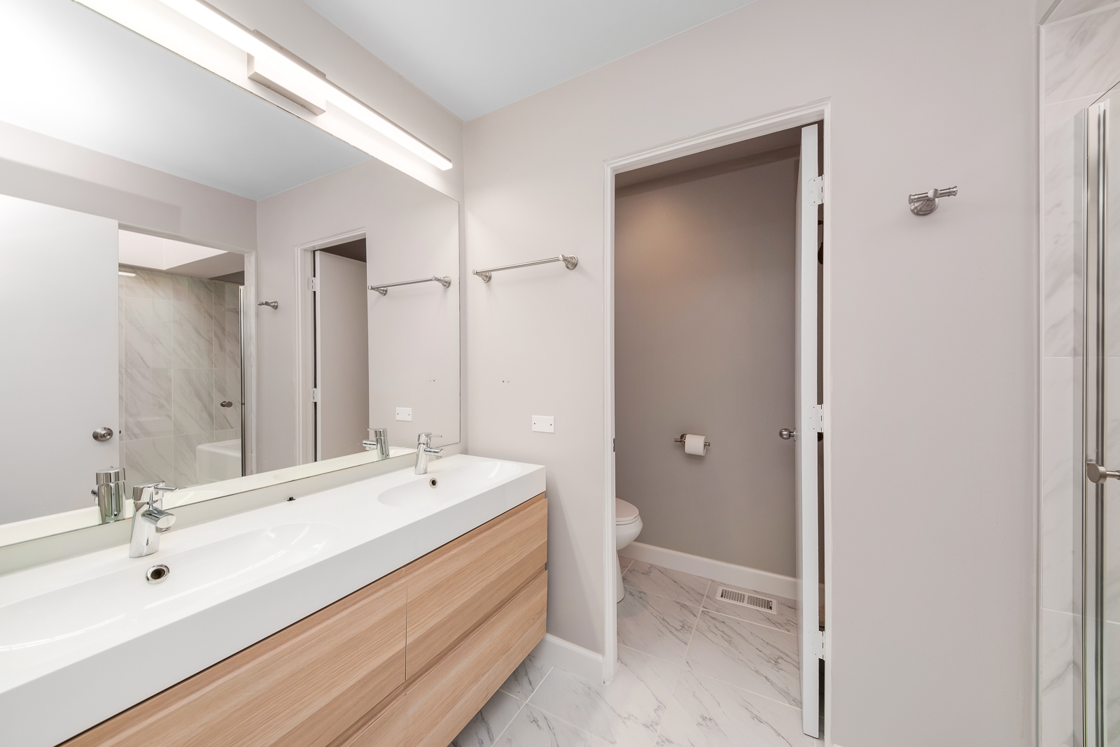 641 West Willow Street, Unit 140 Chicago, IL 60614 - Photo 20 of 22 a bathroom with a double vanity sink a mirror and a bathtub