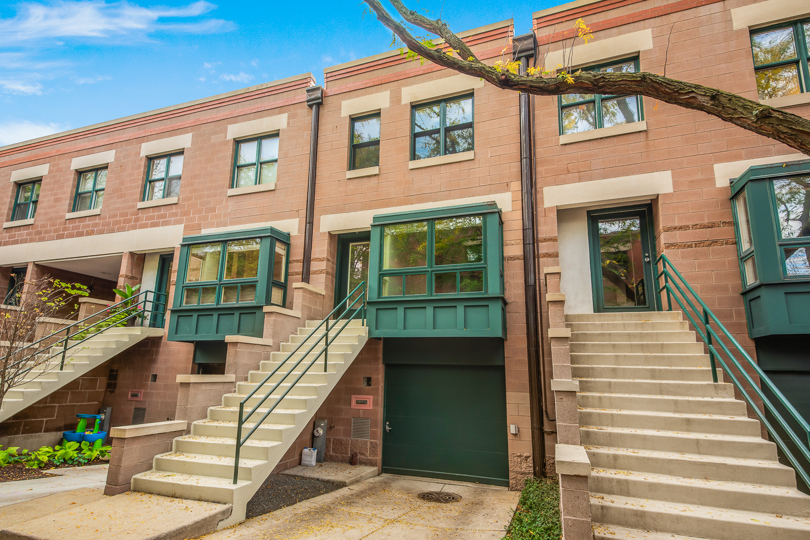 641 West Willow Street, Unit 140 Chicago, IL 60614 - Photo 2 of 22 a front view of a house