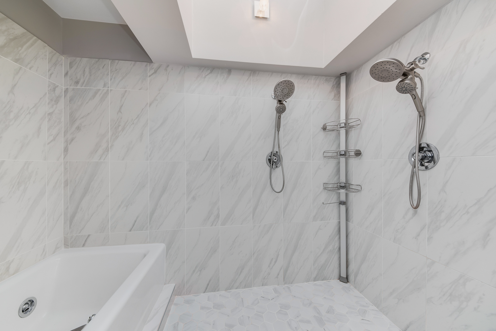 641 West Willow Street, Unit 140 Chicago, IL 60614 - Photo 21 of 22 a bathroom with a bathtub