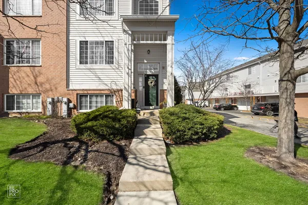 $389,900 | 7504 Claridge Drive, Unit E, Bridgeview, IL 60455