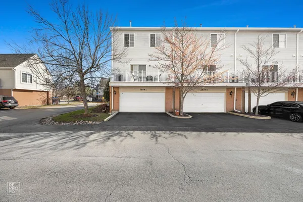 $389,900 | 7504 Claridge Drive, Unit E, Bridgeview, IL 60455