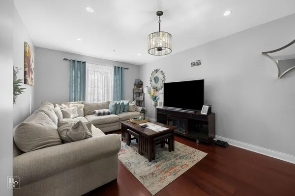 $389,900 | 7504 Claridge Drive, Unit E, Bridgeview, IL 60455