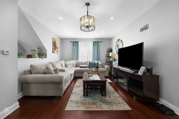 $389,900 | 7504 Claridge Drive, Unit E, Bridgeview, IL 60455