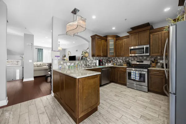 $389,900 | 7504 Claridge Drive, Unit E, Bridgeview, IL 60455