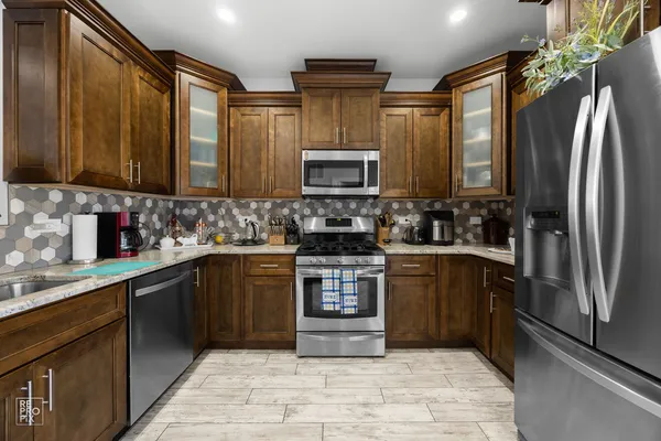 $389,900 | 7504 Claridge Drive, Unit E, Bridgeview, IL 60455