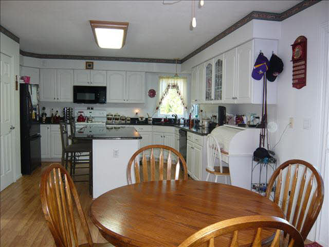 7300 Cinden Road Temperance, MI 48182 - Photo 6 of 13 Eat In Kitchen