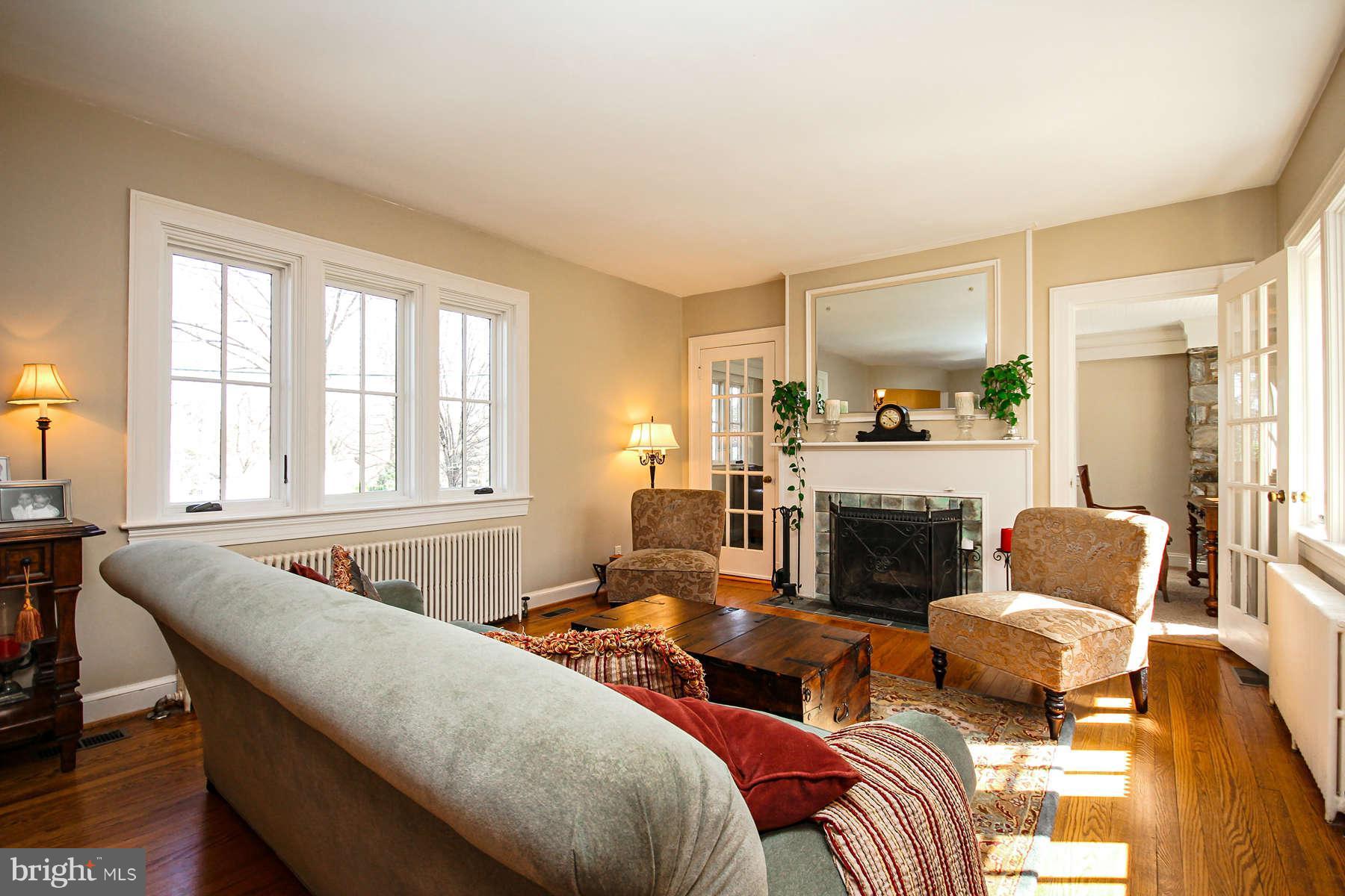 3848 Chesterbrook Road Arlington, VA 22207 - Photo 3 of 30 Living Room